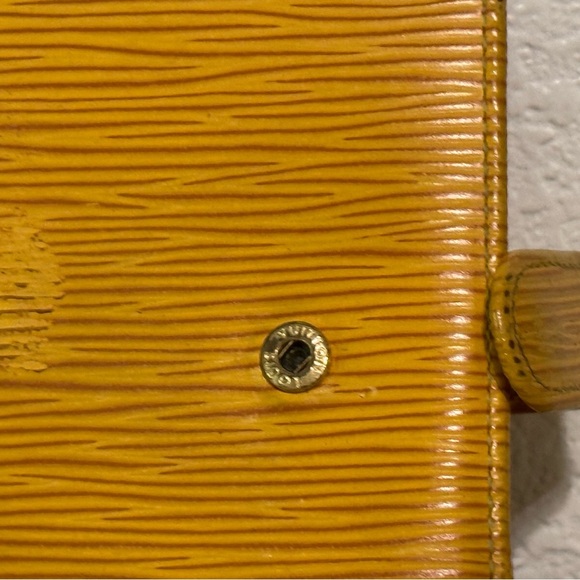 Authentic Vintage Louis Vuitton Epi Leather 1997 Porte-Billets Compact Wallet - Picture 2 of 12